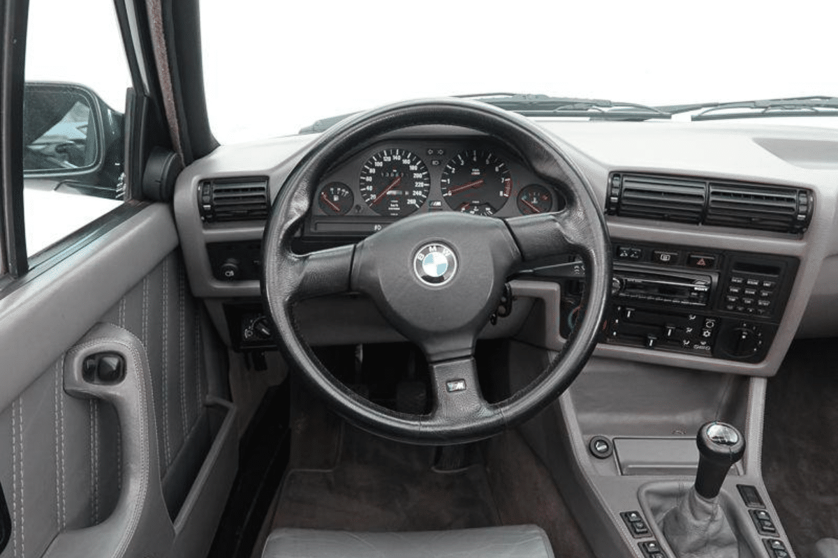  BMW M3 - 1991 vue du volant